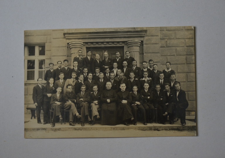 O. Alojzy Liguda z uczniami w Górnej Grupie